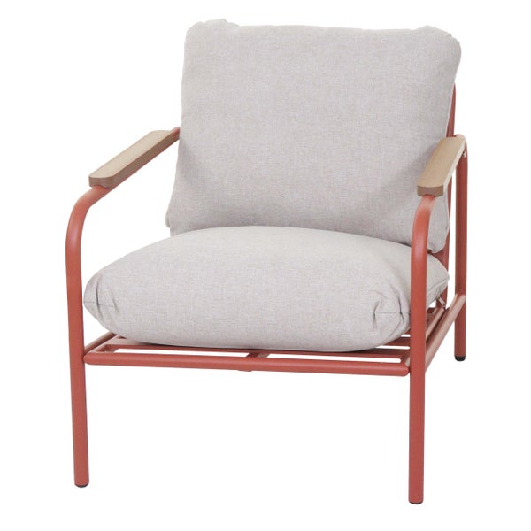 Garten-Loungesessel mit terrakottafarbenem Metallgestell, Armlehnen in Holzoptik und hellgrauen Sitz- und Rückenkissen.