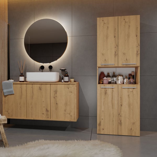 Badezimmer mit Waschtisch, rundem Spiegel mit Beleuchtung und Hochschrank