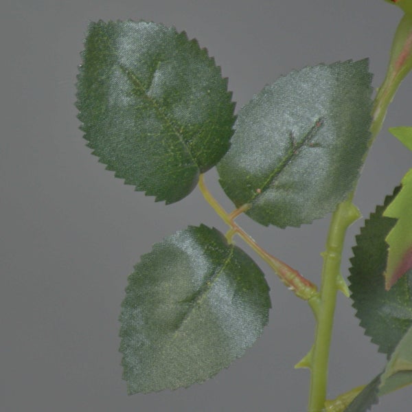 Künstliche Rose aus Textil in Orange mit Stiel und Blättern.