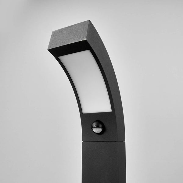 Moderne Wegeleuchte mit integriertem LED-Panel und Bewegungsmelder aus dunkelgrauem Metall.