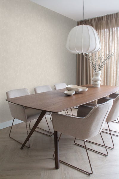 Esszimmer mit Holztisch, Stühlen und Pendelleuchte für ein helles und einladendes Ambiente.