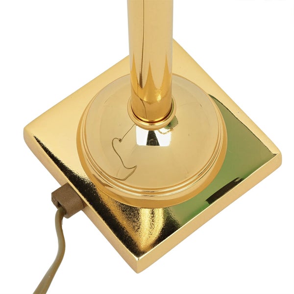Detailaufnahme vom Sockel einer goldenen Stehlampe