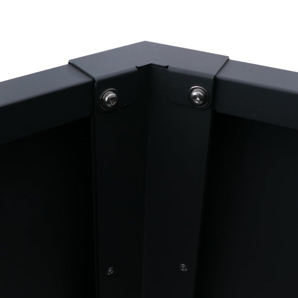 Detailansicht einer Eckverbindung bei einem Hochbeet aus Metall mit sichtbaren Verschraubungen.