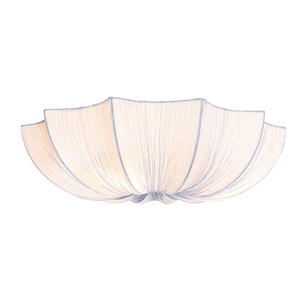 Deckenleuchte mit gerafftem weißem Stoffschirm in Muschelform.