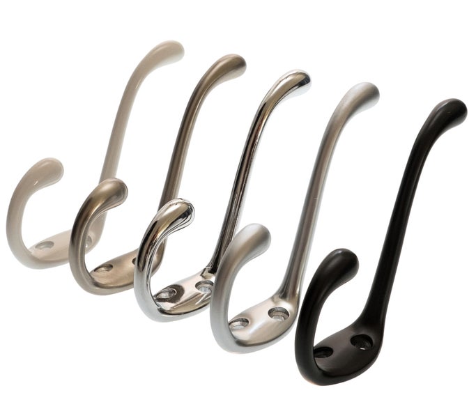 Eine Auswahl von verschiedenen Wandhaken aus Metall mit zwei Armen zur Montage an Wänden für Garderoben oder Flure.
