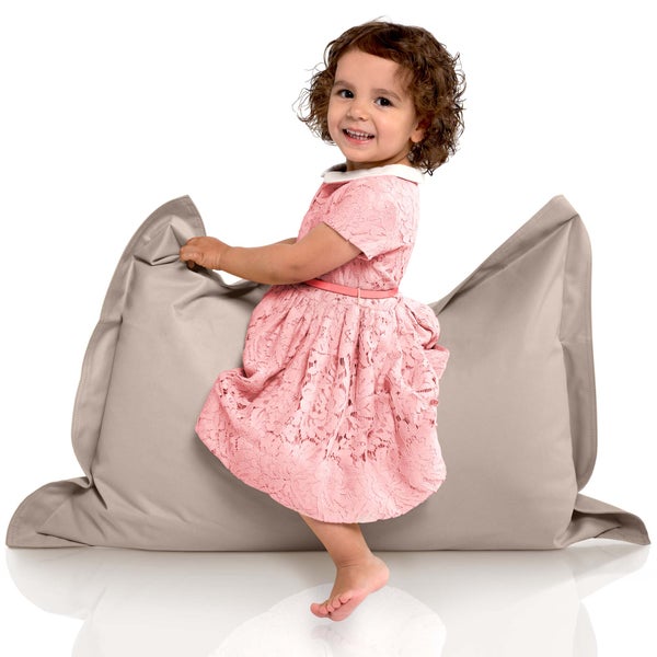 Mädchen auf einem grauen Sitzsack