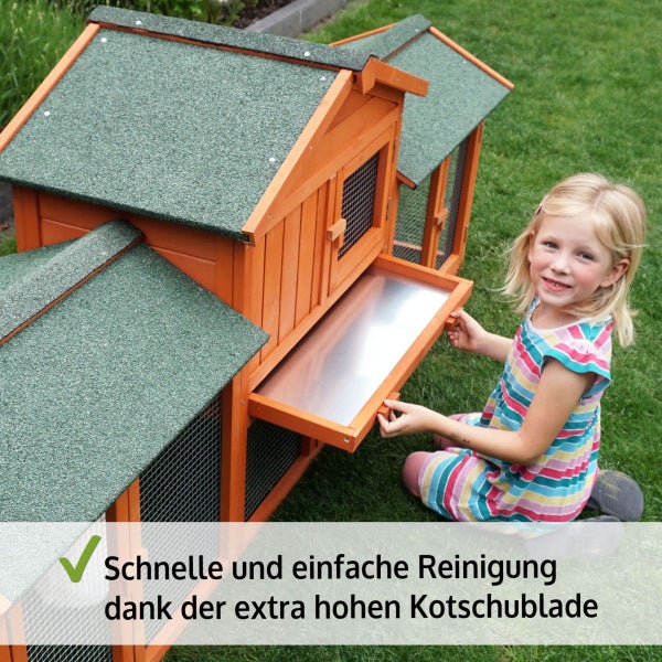 Hölzerner Kleintierstall im Garten mit einer herausziehbaren metallenen Kotschublade für eine schnelle und einfache Reinigung.