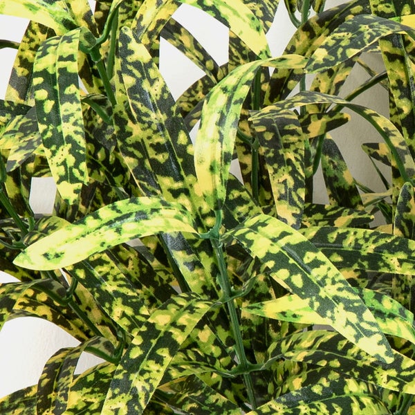 Künstliches Monstera-Blatt in Grün mit markanten Schlitzen und hellen Blattadern für die Innendekoration.