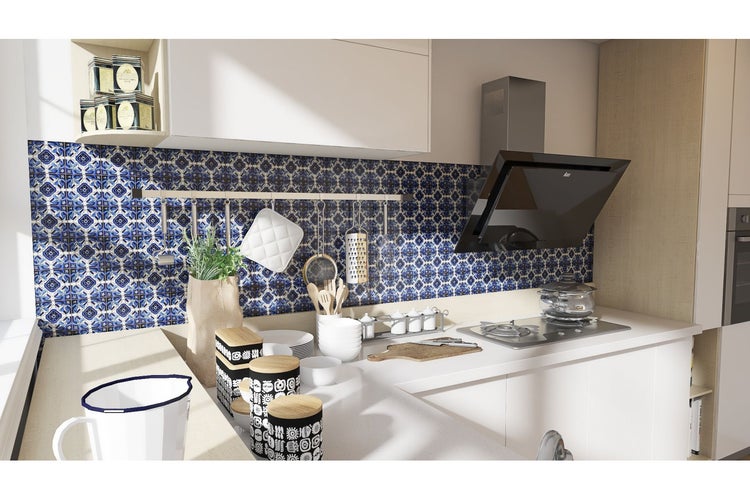 Küchenszene mit blauen Fliesen, Dunstabzugshaube, Kochfeld und Küchenutensilien.