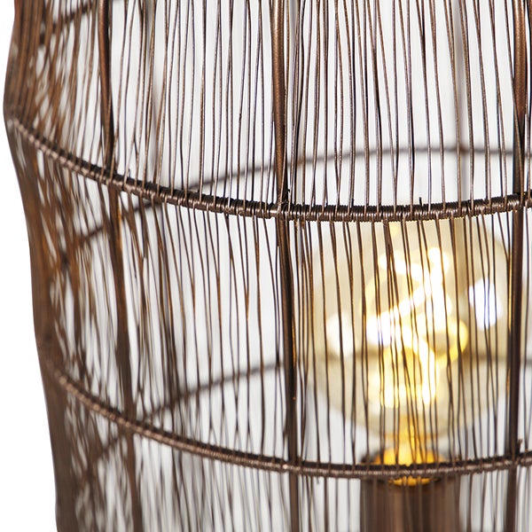 Detailansicht einer Drahtgeflecht-Lampe mit Leuchtmittel