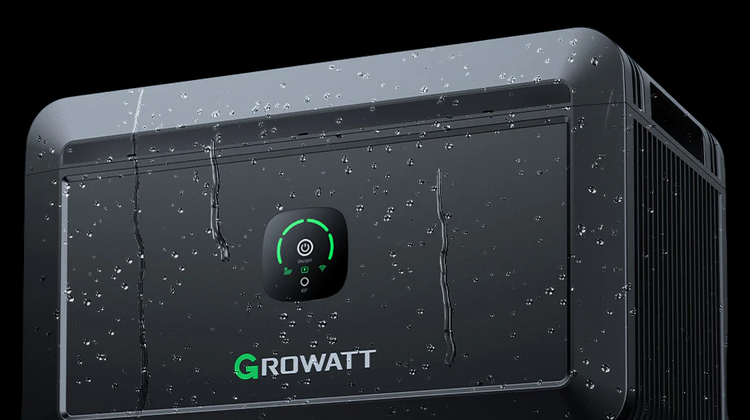 Growatt Energiespeicher mit Wasserspritzern