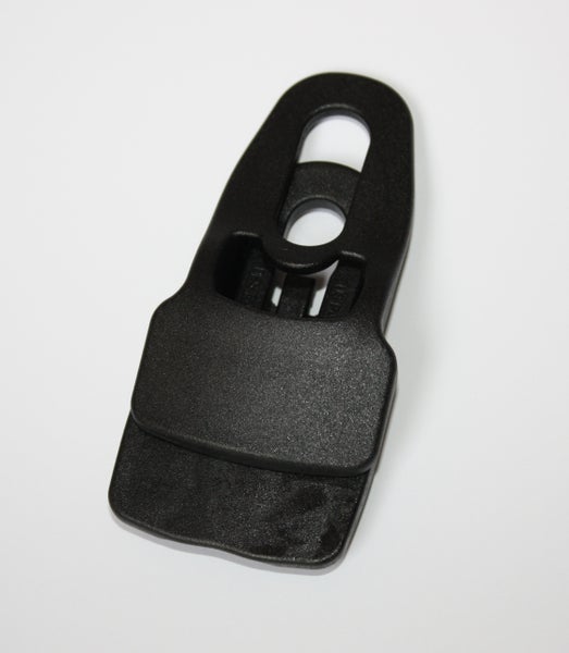 Schwarzer Planenclip aus Kunststoff mit integrierter Öse zur Befestigung.