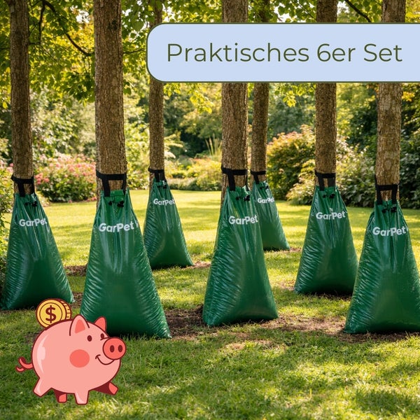 Sechs grüne Bewässerungssäcke an Baumstämmen im Garten mit Sparschwein