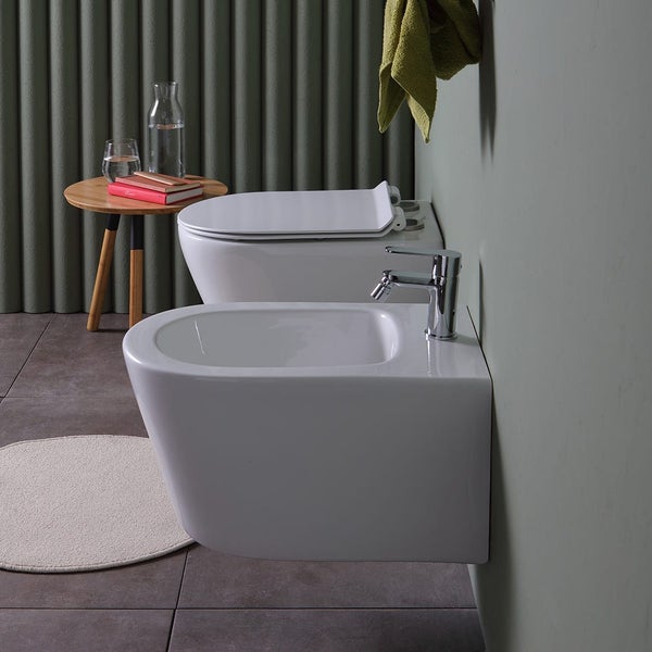 Keramik-Bidet und spülrandloses WC in glänzend weißer Farbe | Blues