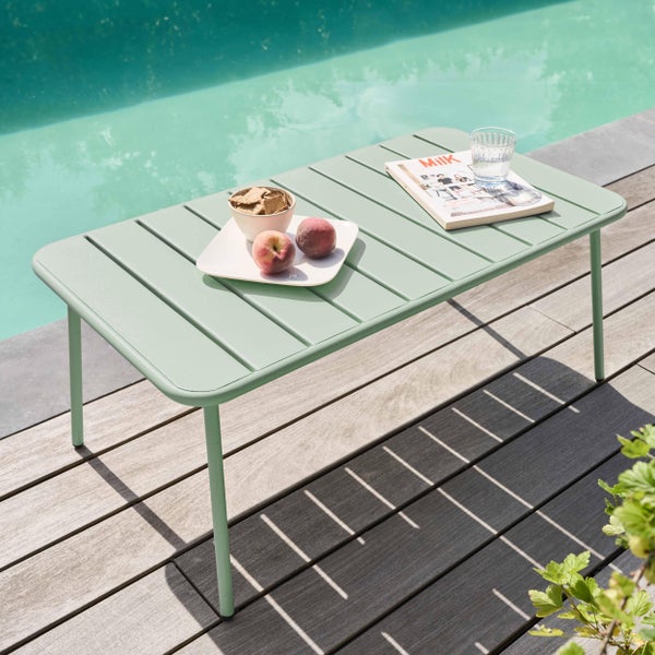 Moderner Garten-Couchtisch aus Metall mit Lattenoberfläche auf einer Holzterrasse am Pool.