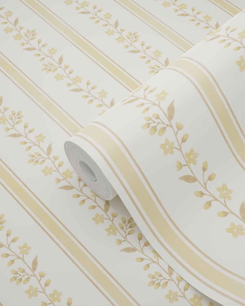 Tapetenrolle mit beige-weißen Streifen und floralen Ranken.