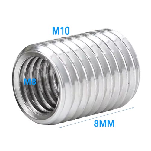 Silberfarbener Gewindeeinsatz Reduzierstück M10 auf M8 aus Metall mit einer Länge von 8 Millimeter.