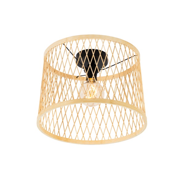 Deckenleuchte mit rundem Lampenschirm aus geflochtenem Bambus und schwarzer Deckenhalterung.
