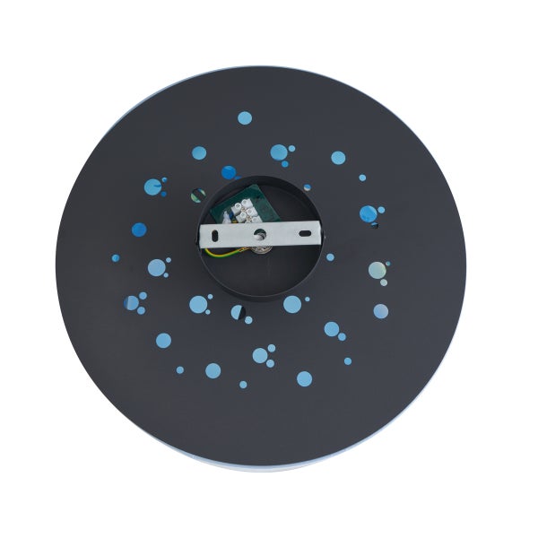 Rückansicht einer runden Deckenleuchte mit Montagebügel, Anschlussklemme und schwarzer Metallbasis mit dekorativen runden Mustern.