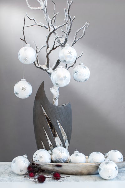 Eislack weiß 8cm Glaskugel mundgeblasen und handdekoriert mit Sternen (6 Stück), 6 Stck., Weihnachtsbaumkugeln, Christbaumschmuck, Weihnachtsbaumanhänger