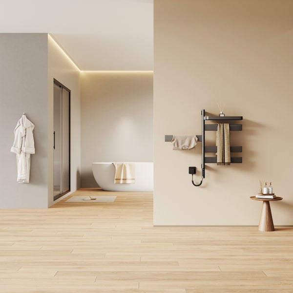Modernes, helles Badezimmer mit freistehender Badewanne, Holzboden und einem schwarzen elektrischen Handtuchheizkörper mit Ablage.