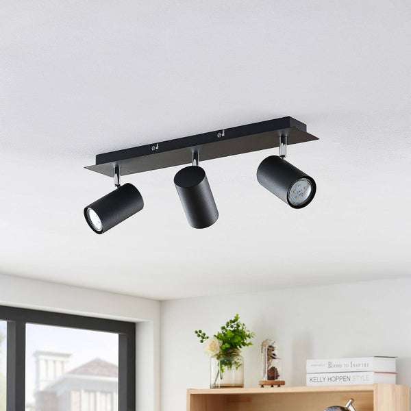 Schwarze Deckenleuchte mit drei Strahlern an der Decke montiert