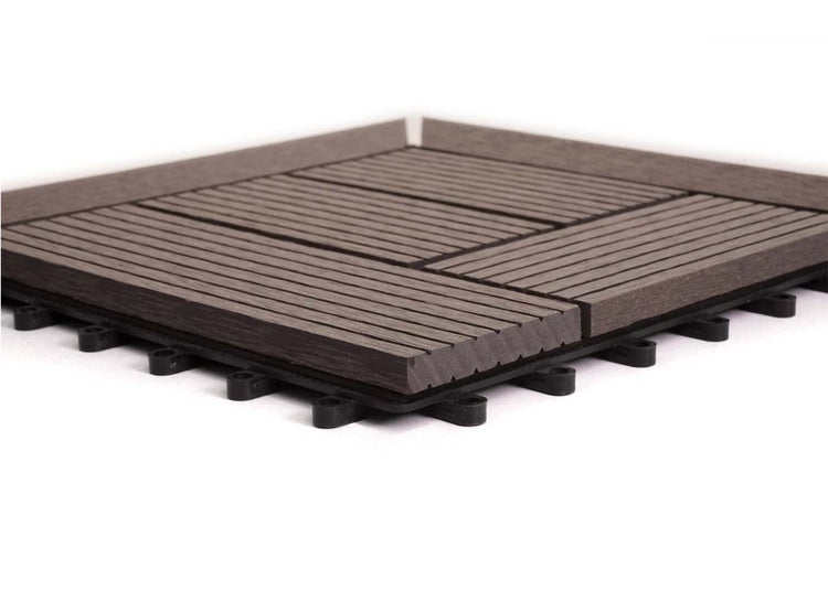 Terrassenfliese aus Holz-Kunststoff-Verbundwerkstoff mit Klicksystem und gerillter Oberfläche in Holzoptik.