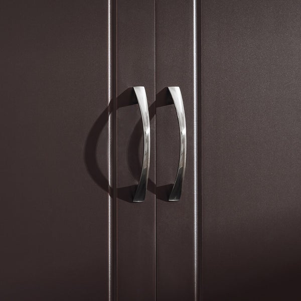 Detailansicht eines Schrankes mit zwei Türen und silberfarbenen Griffen