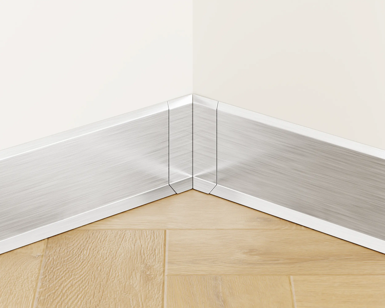 Sockelleiste aus Aluminium an einer Wand