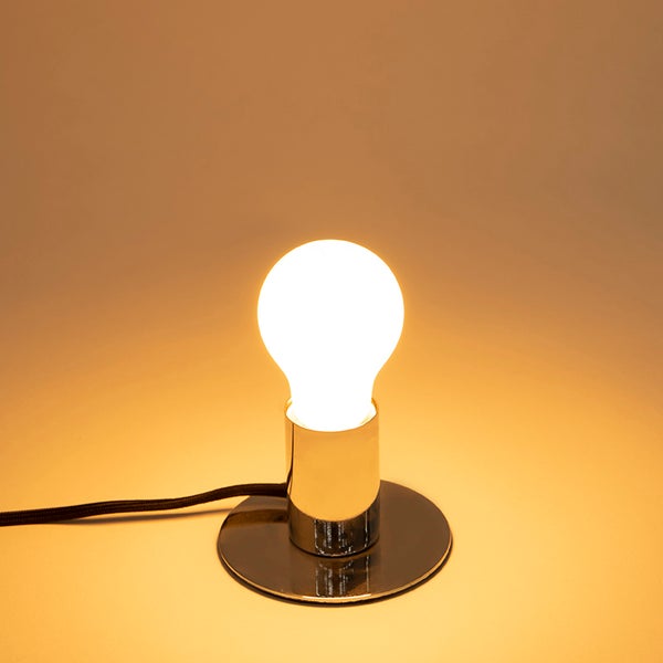 Fünf matte LED-Leuchtmittel in Birnenform mit E27-Sockel, warmweiß leuchtend.