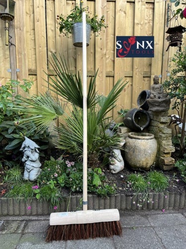 Besen mit Holzstiel für den Außenbereich