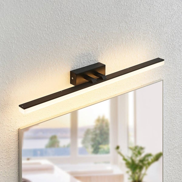 Schwarze LED-Badezimmer-Spiegelleuchte, schlanke lineare Wandlampe über einem Spiegel montiert, warmweißes Licht.
