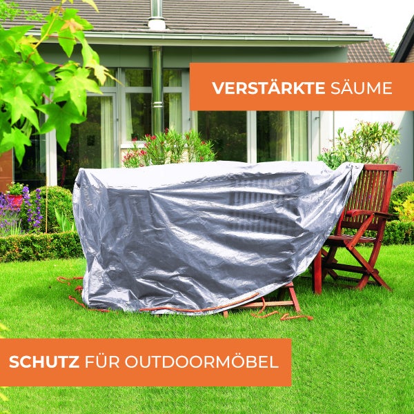 Graue Schutzhülle für Gartenmöbel mit verstärkten Säumen auf einer Rasenfläche.
