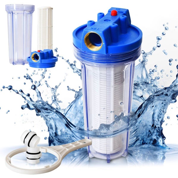 Wasserfilterset mit transparentem Gehäuse, blauem Deckel, Filterpatrone, Montageschlüssel und Anschlussstücken vor spritzendem Wasser.