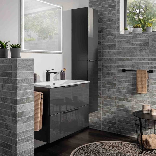 Modernes Badezimmer mit Waschtisch, Spiegelschrank und grauen Fliesen