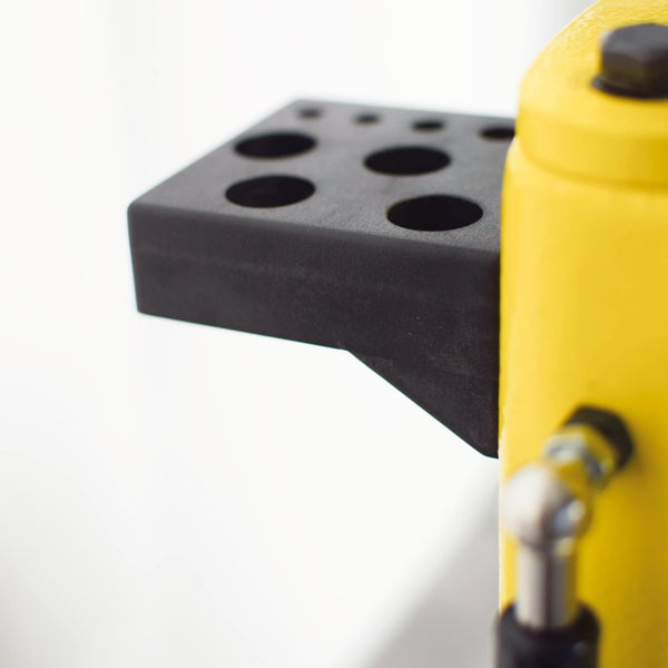 Detailaufnahme eines Werkzeugablagefachs an einem Wagenheber