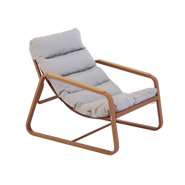 Moderner Garten-Loungesessel mit gepolsterter Auflage in Grau und einem Metallgestell mit Holzarmlehnen.
