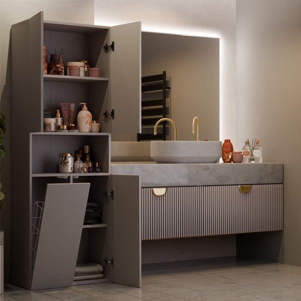 Modernes Badezimmer mit Waschbecken, Unterschrank und offenem Hochschrank zur Aufbewahrung von Badartikeln