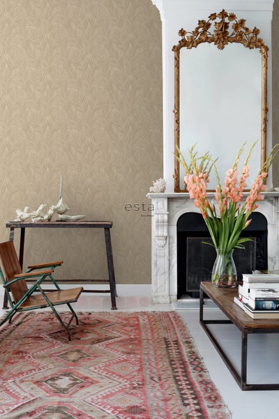 Wohnzimmer mit Tapete, Spiegel, Kamin, Teppich und Holztisch