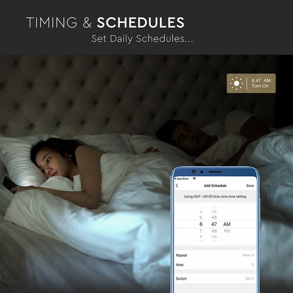 Dekoratives Wohnzimmer mit gemustertem Teppich, Sessel und Beistelltisch.