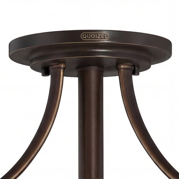 Detail einer Deckenleuchte mit Quoizel Logo.