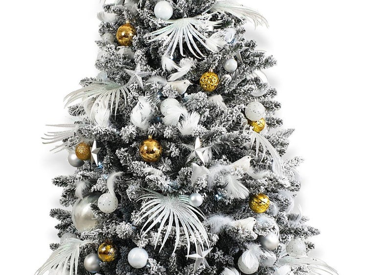Künstlicher, verschneiter Weihnachtsbaum geschmückt mit Kugeln, Sternen und Vogelfiguren in einer festlichen Dekoration.