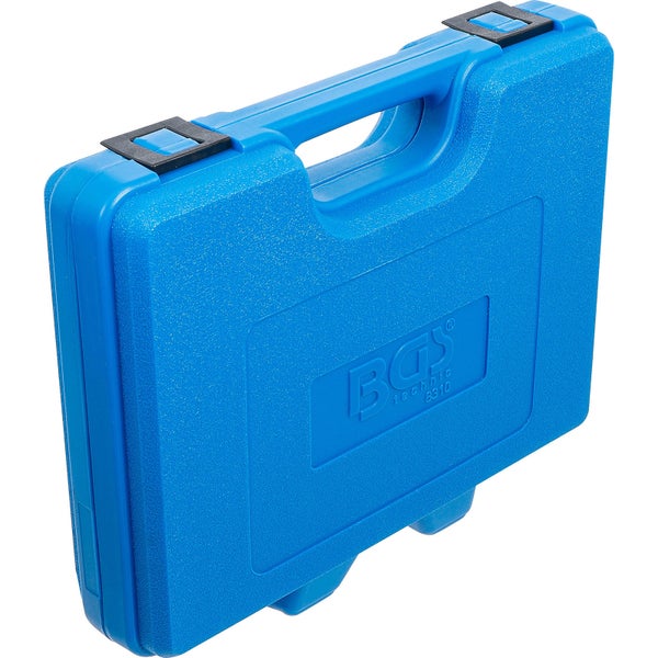 Blechschere schneidet eine kreisförmige Öffnung in ein Lochblech aus Metall.