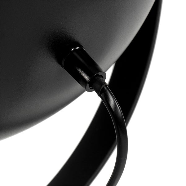 Detailansicht einer schwarzen Lampe mit Kabelanschluss