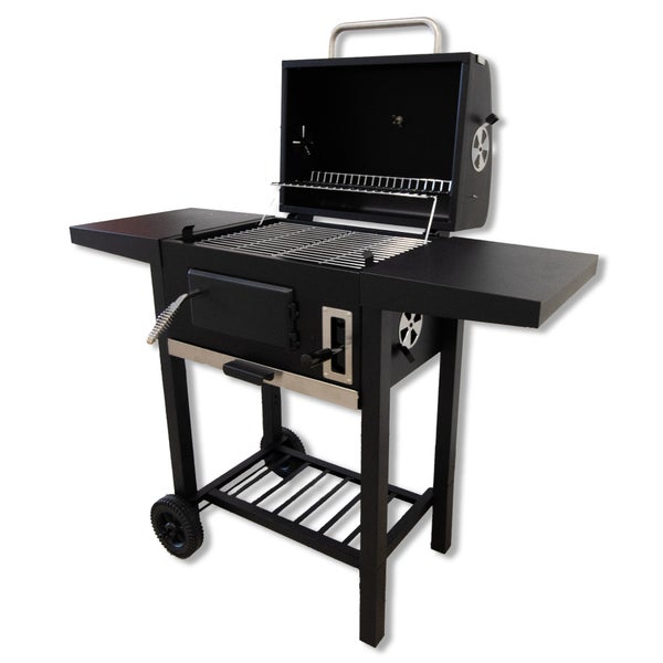 Holzkohlegrill mit höhenverstellbarem Rost, zwei Seitenablagen und einem Untergestell mit zwei Rädern.