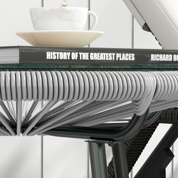 Detailaufnahme eines Hockers mit Buch und Tasse