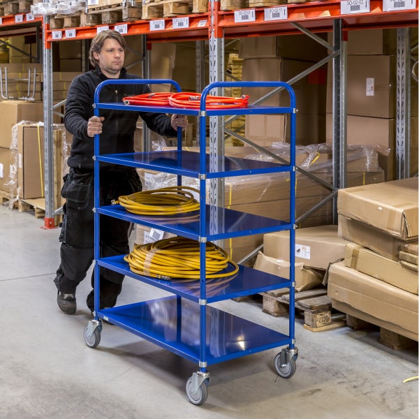 Mann schiebt blauen Werkstattwagen mit vier Ablagen, beladen mit Schlauchpaketen, durch ein Lager