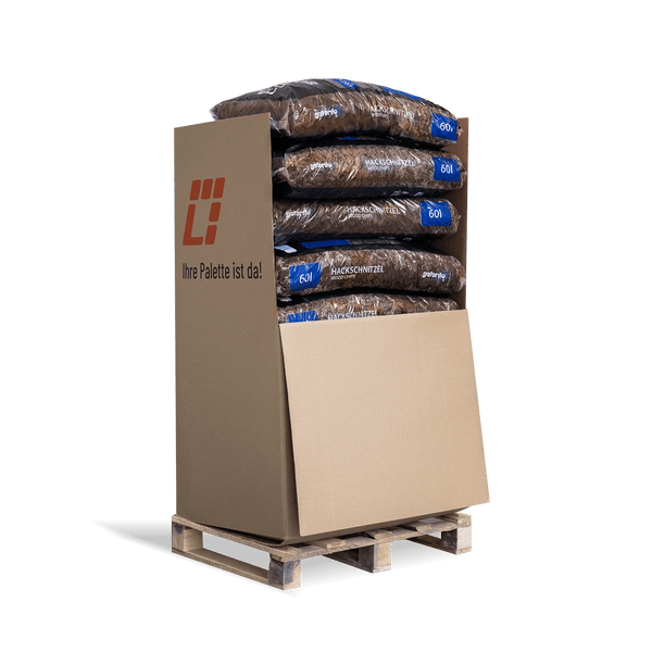 Palette mit Säcken voller Holzschnitzel Gartendekoration