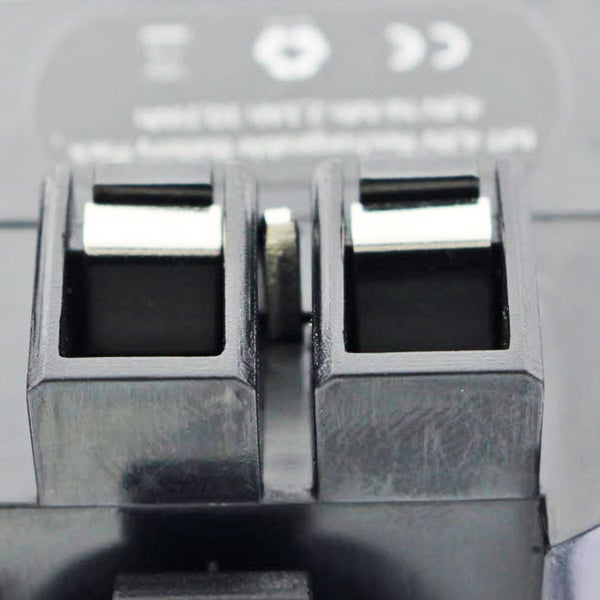 Weißes Katzenmöbel mit Schublade, Tür mit Lamellen und seitlichem Katzeneingang