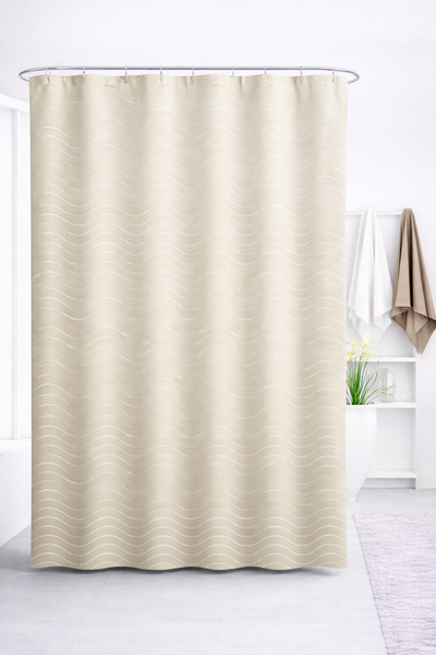 Beiger Duschvorhang mit Wellenmuster in einem Badezimmer